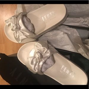Fenty bow slides never worn